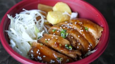 Teriyaki soslu kızarmış tavuk, beyaz lahana, Tamagoyaki, Red Bowl 'da pirinç.