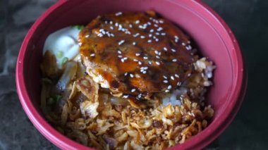 Kızarmış pirzola, Teriyaki sosu, kızarmış soğan, pirinç kasesi, ızgara Burger Patty.