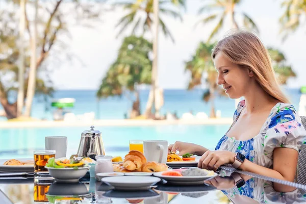 Genç Kadın Tatil Köyünde Kahvaltı Yiyor, Havuz, Turkuaz Deniz Arkaplanı — Stok fotoğraf