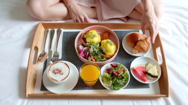 Room Service - Γυναίκα τρώει το πρωινό της στο κρεβάτι. Καλημέρα με φρέσκα τρόφιμα — Αρχείο Βίντεο