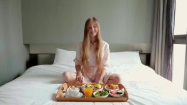 Yatakta Kahvaltı - Mutlu Kadın Otelde Yatakta Oturuyor, Kahve İçiyor