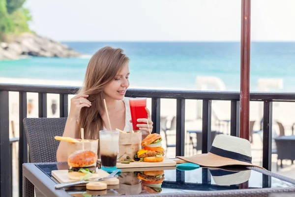 Travel Woman with Fast-food, Burger, Kávé és Juice Drinks at Outdoor Cafe — Stock Fotó