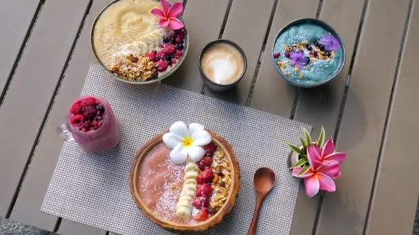 Zdravá snídaně, sada organických mís Smoothie s čerstvými bobulemi a ovocem — Stock video