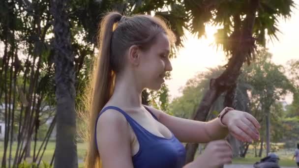 Slow Motion of Fitness Vrouw volgen van haar activiteit op Smart Watch — Stockvideo