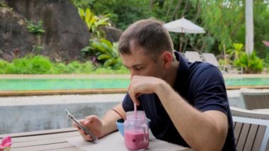 Modern Adam Hipster Tropikal Restoranda Akıllı Telefon Kullan, Bali ya da Phuket Gezisi