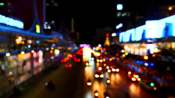 Rozostřený pohled na město v soumraku se zářícími billboardy na Nový rok — Stock video