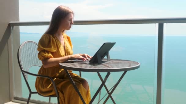 Λυπημένη κουρασμένη νεαρή γυναίκα που εργάζεται στο σπίτι με το lap-top υπολογιστών ταμπλετών, δακτυλογραφώντας μήνυμα — Αρχείο Βίντεο