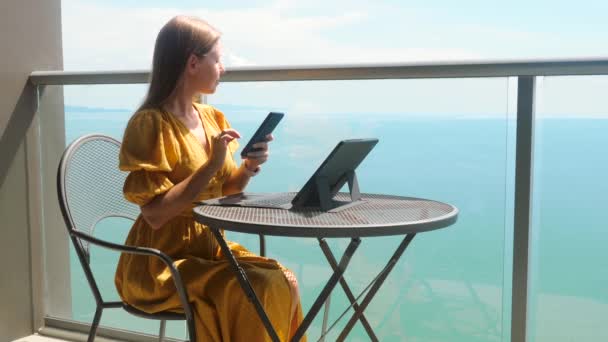 Jovem feliz alegre bela mulher de negócios sentar ao ar livre usando Smartphone — Vídeo de Stock