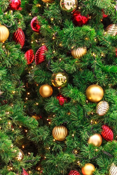 Árbol de navidad con juguetes —  Fotos de Stock