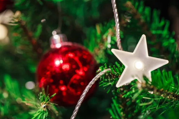 Árbol de navidad con juguetes —  Fotos de Stock