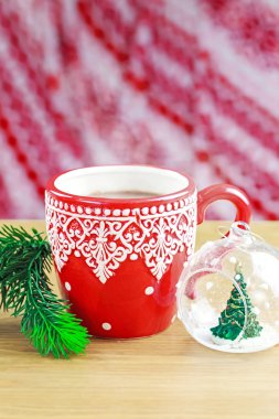 Noel cam oyuncak ve çam ile sıcak cocao fincan