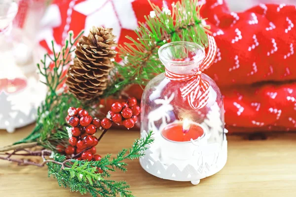 Candela e bacche sul brunch di pino con tessuto natalizio — Foto Stock