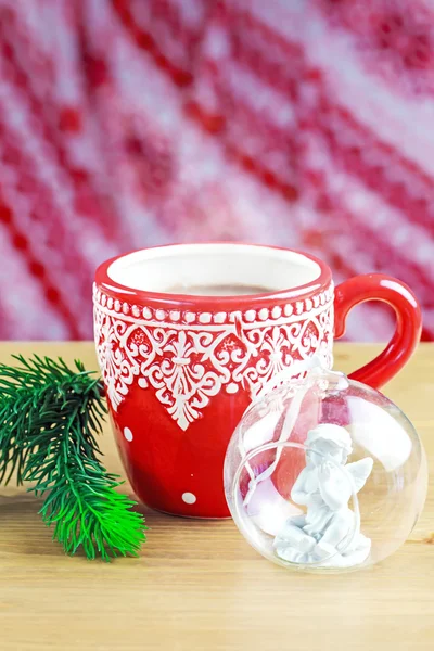 Чашка горячего какао с рождественской стеклянной игрушкой и сосной — стоковое фото