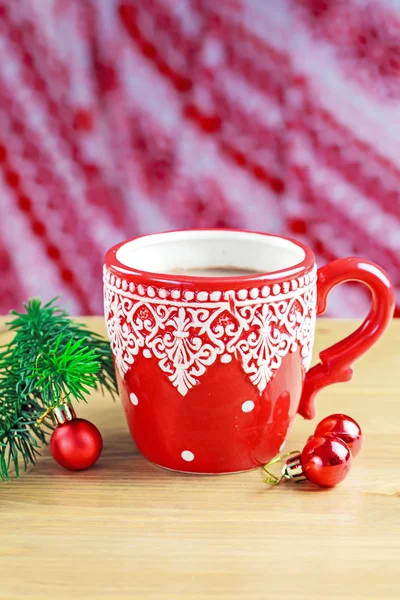 Tasse heißen Cocao mit Weihnachtsspielzeug und Kiefer — Stockfoto