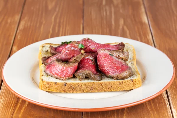 Bread toast with roastbeef on plate — Stock Photo, Image