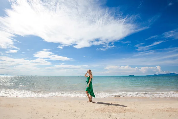 Młoda kobieta w pięknej tropikalnej plaży — Zdjęcie stockowe