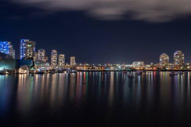 False Creek 'in gece çekilmiş bir resmi. Uzun pozlama versiyonu. Vancouver BC Kanada