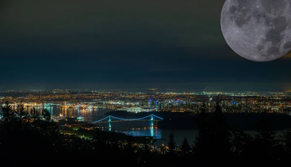満月の夜のバンクーバーの街並み 複合写真 バンクーバーBcカナダ — ストック写真