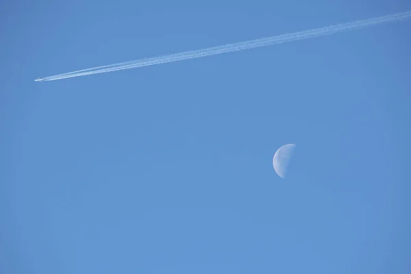 Halve Maan Contrail Een Blauwe Lucht Vancouver Canada — Stockfoto