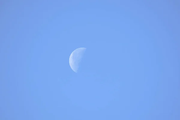 青い空に半月 バンクーバーBcカナダ — ストック写真