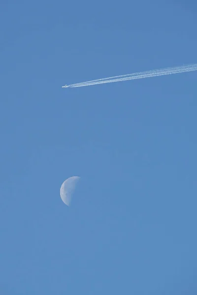 半月と青い空にコントライル バンクーバーBcカナダ — ストック写真