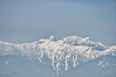 Karla kaplı Aslan Dağları 'nın resmi. BC Kanada