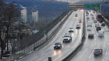 Sabah otobanda hareket halindeki arabaların videosu. 25 Şubat 2021 Vancouver BC Kanada