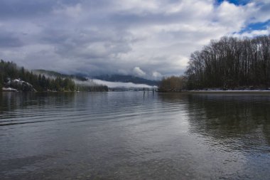 Kar yağdıktan sonra Burrard İskelesi 'nin sessiz bir manzarası. BC Kanada