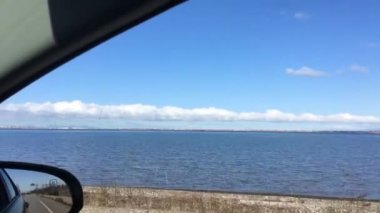 Hareket halindeki arabanın deniz manzarası. Tsawsen BC Kanada Güneye doğru 