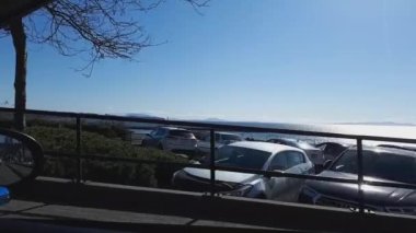 Hareket halindeki arabanın deniz manzarası. Beyaz Kaya BC Kanada