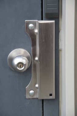 Kapının kenarındaki kapı mandalı kalkanı. Kuzey Vancouver BC Kanada