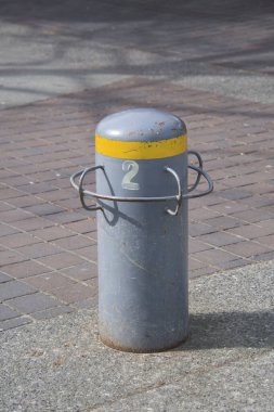 Yolda önleme direğine giren araba. Kuzey Vancouver BC Kanada