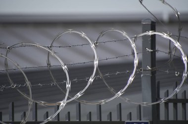 Dikenli teller çitle çevrili. Kuzey Vancouver BC Kanada