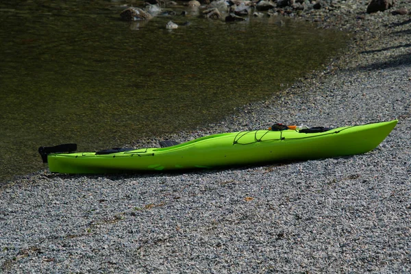 深湾岸边的绿色独木舟不列颠哥伦比亚省北部 — 图库照片