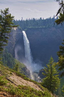 Helcken Falls manzarası. Wells Gri BC Kanada