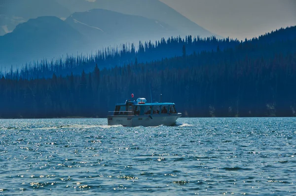 Een Cruiseboot Maligne Lake Jasper Canada — Stockfoto