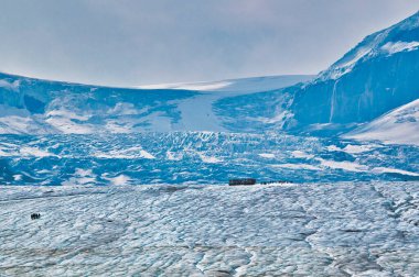 Buz şelalelerinin manzarası. Columbia Icefield Alanı ve Athabasca Buzulu AB Kanada