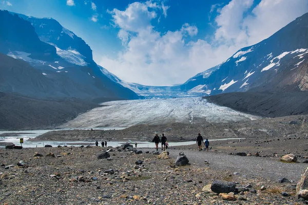 アサバスカ氷河のつま先までのトレイル コロンビア氷原地域とアサバスカ氷河 Canada — ストック写真