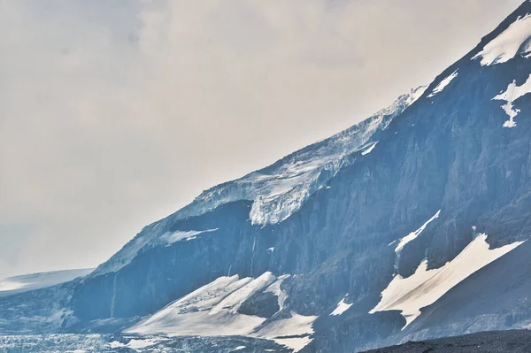 スノードーム山を覆うスノーキャップ氷河 コロンビア氷原地域とアサバスカ氷河 Canada — ストック写真