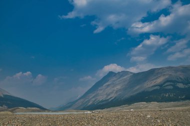 Sunwapta Gölü manzarası. Columbia Icefield Alanı ve Athabasca Buzulu AB Kanada 
