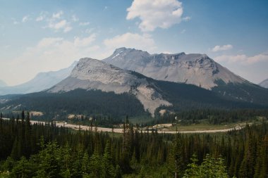 Nigel Peak ve Icefield Parkway 'in manzarası. Columbia Icefield AB Bölgesi Kanada