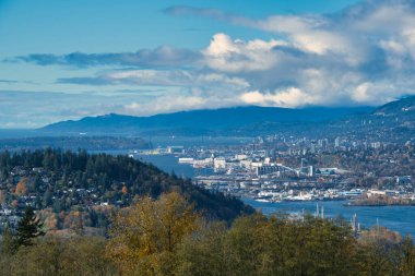 Sonbahar yapraklı Kuzey Vancouver manzarası. Burnaby Dağı, BC, Kanada