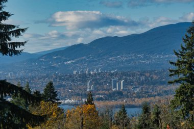 Sonbahar yapraklı Kuzey Vancouver manzarası. Burnaby Dağı, BC, Kanada
