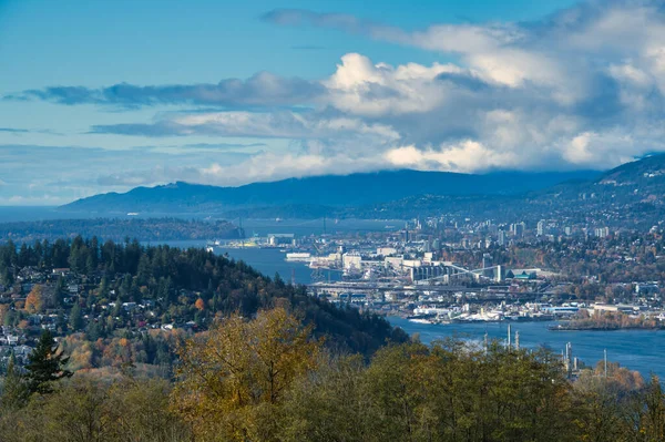 Sonbahar yapraklı Kuzey Vancouver manzarası. Burnaby Dağı, BC, Kanada