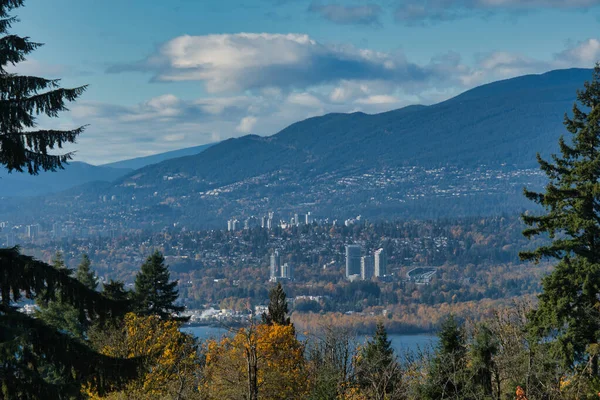 Sonbahar yapraklı Kuzey Vancouver manzarası. Burnaby Dağı, BC, Kanada