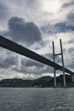 Tekneden Megami Ohashi Köprüsü manzarası. Nagasaki, Japonya