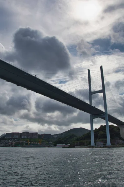 Tekneden Megami Ohashi Köprüsü manzarası. Nagasaki, Japonya