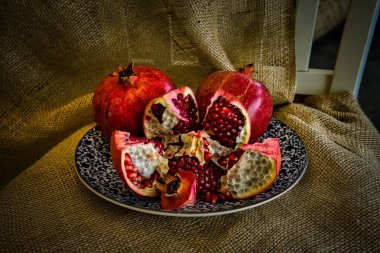 Ahşap zemin üzerinde kırmızı narlar