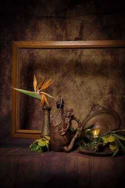 Eski vazo ve kurumuş çiçeklerle dolu bir hayat.