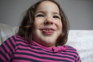 Üç yıl iğrenmiş eski küçük kız